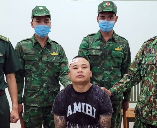 Bộ đội Biên phòng tỉnh Long An: Phối hợp bắt quả tang đối tượng mang hai khẩu súng ngắn nhập cảnh